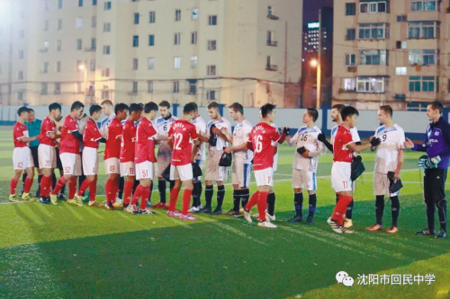 法国大学生足球队和沈阳回中小将切磋（图）