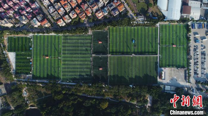 珠三角都市中心最大的连排足球场航拍。受访者供图