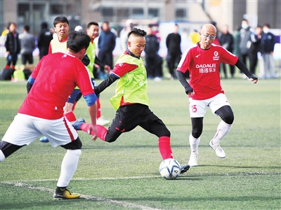 3月20日上午，2021银川“文明都市杯”业余足球联赛在湖滨体育场开幕。