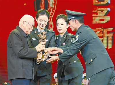 全军和武警步队“百名好班长新闻人物”颁奖仪式在北京中国剧院举办
